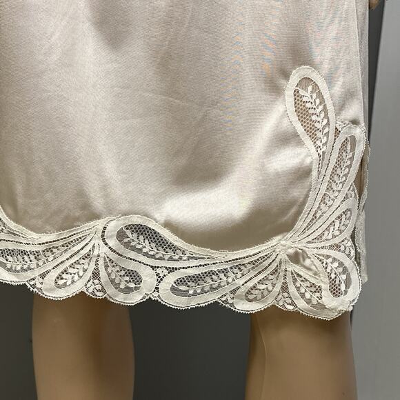 Vintage Vanity Fair Beige Nylon Antron III Half Slip Large Scalloped Scroll Lace - Picture 2 of 7